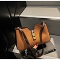 Dettaglio della pelle scamosciata caramello e della chiusura dorata sulla borsa hobo - Marrone