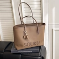 Grand sac cabas minimaliste caramel avec texture litchi et logo SOUKU en relief - Marron avec pendentif