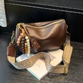 Borsa a tracolla a mezzaluna marrone scuro con tracolla ondulata e ciondolo in legno - Marrone