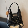 Schwarze Shopper-Tasche aus Wildleder mit Bärenanhänger und verstellbarem Riemen - Mit Anhänger / Schwarz