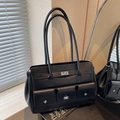 Bolso tote de cuero negro clásico con cierre plateado y correas de estilo minimalista - Negro