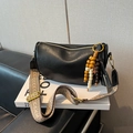 Borsa a mezzaluna in pelle nera con tracolla larga colorata e ciondolo in legno - Nero