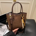 Braune Wildleder-Eimertasche mit Perlenanhänger und verstellbarem Lederriemen - Braun