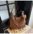 Braune Hobo-Tasche aus Wildlederimitat mit Vintage-Nähten und Bärenanhänger - Mit Anhänger / Braun
