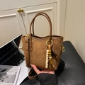 Dunkelbraune Eimer-Tasche aus Wildleder mit Ledergriffen und dekorativen Holzperlen - Braun