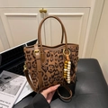 Retro-Beuteltasche mit Leopardenmuster, braunem Ledergriff und Holzperlen-Quasten-Detail - Leopardenmuster
