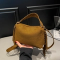 Borsa a mano in pelle scamosciata caramello con nappe, manici intrecciati e tracolla - Marrone