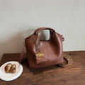Minimalistische dunkelbraune Eimer-Tasche aus weichem Leder mit kleinem Münzfach-Anhänger - Braun mit Anhänger