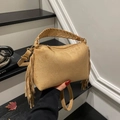 Borsa a tracolla in pelle scamosciata cammello con frange e manico intrecciato - Cachi