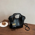 Minimalistische schwarze PU-Beuteltasche mit halbmatter Textur und Mini-Taschen-Anhänger - Schwarz mit Anhänger