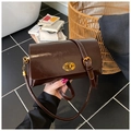 Detalle del bolso bandolera marrón chocolate con cierre giratorio dorado y acabado liso - Marrón