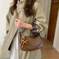 Borsa a tracolla vintage marrone a mezzaluna con ciondolo in perline di legno decorativo - Con Ciondolo / Marrone