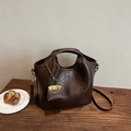 Dunkelbraune Eimertasche mit Henkel und dazu passendem Mini-Taschenanhänger - Kaffee mit Anhänger