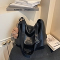 Schwarze Beuteltasche aus Leder mit Bärenanhänger und modischer Faltenstruktur - Schwarz (Mit Anhänger)