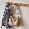 Beige Hobo-Tasche aus plissiertem Leder mit Banatu-Logo für modisches Pendeln im Alltag - Khaki (Ohne Anhänger)