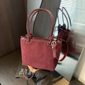 Elegante borsa a secchiello in pelle bordeaux con texture scamosciata e nodo - Borgogna