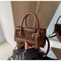 Détail du sac à main vintage marron avec empiècements léopard et boucle en métal - Marron