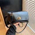 Bolso bandolera negro retro con textura plisada y cierre de giro ovalado dorado - Negro