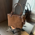 Borsa a secchiello marrone scuro in pelle e scamosciato con logo floreale e tracolla - caffè