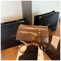 Bolso bandolera vintage marrón oscuro con textura de cuero encerado y cierre dorado - Marrón