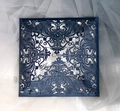 Vue détaillée de l'invitation bleu marine découpée au laser avec dentelle florale - Bleu foncé