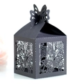 Detalle de mariposas cortadas con láser y patrones florales en caja de regalo negra - Negro Caqui