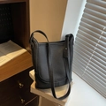 Elegante borsa a secchiello in pelle nera con tracolla regolabile e dettagli in metallo - Nero Piccolo