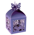 Detalle de caja de regalo morada cortada con láser con mariposa y motivos florales - Azul Zafiro
