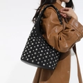 Sac fourre-tout noir minimaliste avec clous métalliques argentés et large bandoulière - Noir