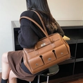 Grand sac cabas en cuir marron avec doubles poches avant et fermoirs argentés - Marron