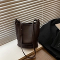 Borsa a secchiello minimalista in pelle marrone scuro con trama litchi e tracolla - Caffè - Piccolo