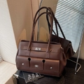 Grand sac cabas marron foncé avec boucles métalliques argentées et cuir mat élégant - café