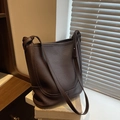 Borsa a secchiello vintage in pelle martellata marrone scuro con tracolla regolabile - Caffè Grande