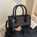 Petit sac bandoulière femme en cuir noir avec panneau à imprimé léopard marron - Noir