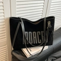 Schwarze Übergroße Wildleder-Tote-Bag mit weißer Morcey-Stickerei und süßem Schleifenanhänger - Schwarz