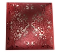 Détail de découpe laser sur une carte d'invitation de mariage rouge au motif floral - Rouge foncé