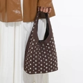 Sac hobo marron foncé en daim avec clous argentés et silhouette fourre-tout souple - Marron