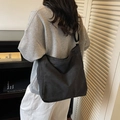 Grand sac bandoulière en toile noire pour femme avec design hobo minimaliste et sangle - Noir