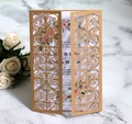 Vue détaillée d'un faire-part de mariage ajouré champagne doré avec motif floral rose - Beige Or