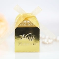 Detail der goldenen Hajj Mabrour Geschenkbox mit Hohlraumdesign und gelber Schleife - Reflektierendes Gold
