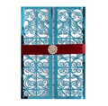 Détail d'invitation de mariage bleue découpée au laser avec ruban rouge et boucle strass - Bleu Réfléchissant