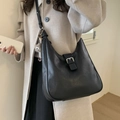 Borsa a tracolla a sella in finta pelle nera con fibbia in metallo e ciondolo a forma di orso - Nero (con pendente)