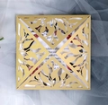Dettaglio dell'invito di nozze in pizzo dorato tagliato al laser con inserto floreale - Beige Oro