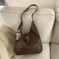 Borsa hobo vintage marrone scuro con fibbia in metallo e ciondolo di peluche bianco - Marrone (Con Pendaglio)