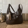 Borsa a tracolla vintage marrone scuro con cinturino a fibbia e ciondolo di peluche - Caffè (Con Ciondolo)