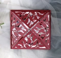 Dettaglio macro dell'invito di nozze bordeaux tagliato al laser con motivo a foglie - Rosso scuro