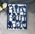 Detail der lasergeschnittenen Happy Birthday Karte aus dunkelblauem Papier mit Blumenmustern - Dunkelblau