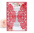 Nahaufnahme der lasergeschnittenen Hochzeitseinladung mit roter Hülle und Blumeneinlage - Perlrot
