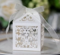 Detailansicht der lasergeschnittenen weißen Hochzeits-Geschenkbox mit Spitze und Schleife - Elfenbein