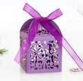 Detailansicht einer lila lasertallierten Geschenkbox mit eleganter Schleife - Dunkellila